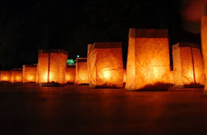 3181058914_331468f62b_b-59e43687d963ac0011f04e78luminariasrev.